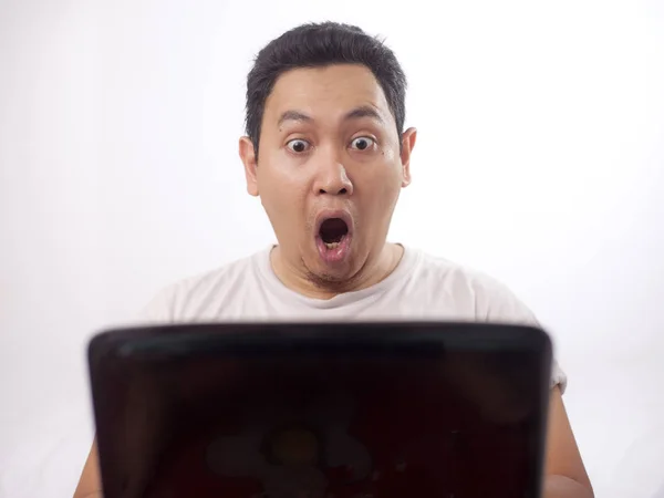 Jovem homem ofegante, chocado expressão olhando para laptop — Fotografia de Stock
