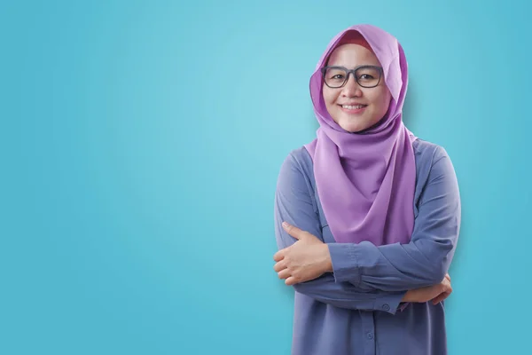 Muslim wanita Senyum Ramah Dengan Lengan Disilangkan — Stok Foto
