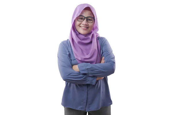 Muslimsk kvinna leende vänligt med korsade armar — Stockfoto