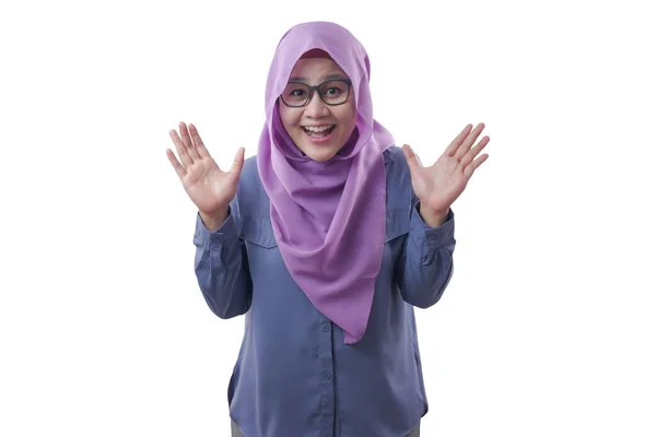 Мусульманський леді посміхається з перемоги жест — стокове фото