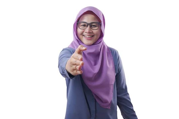 Muslimska businesswoman erbjuder hand Shake — Stockfoto