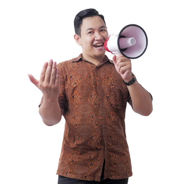 Jonge Aziatische zakenman dragen batik met behulp van megaphone, bevordering van — Stockfoto