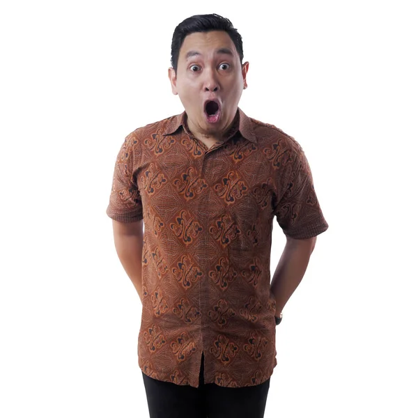 Asiatique homme portant chemise Batik Shocked avec bouche ouverte — Photo