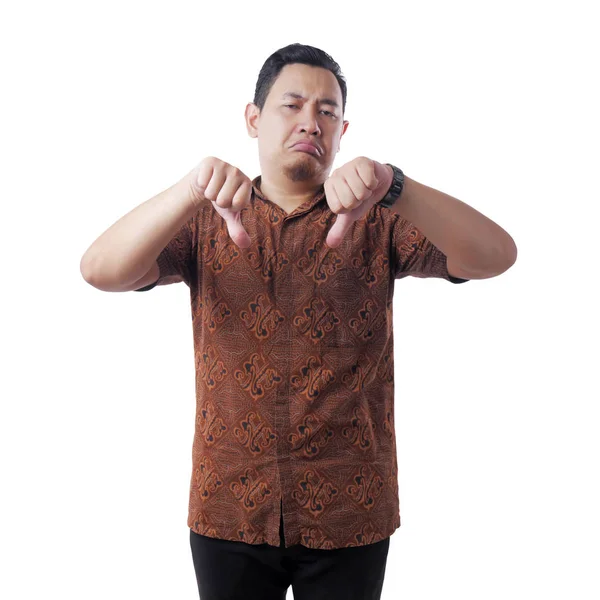 Ung man klädd batik skjorta visar tummen ner — Stockfoto