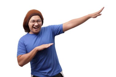 Komik Asya Adam Gülümseyen ve Dab Hareketi yapma