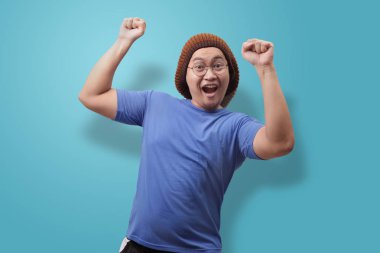 Mutlu komik Asya adam sevinç dolu dans