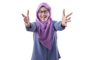 Müslüman Kadın sarılmak için açık kollarla gülümseyen