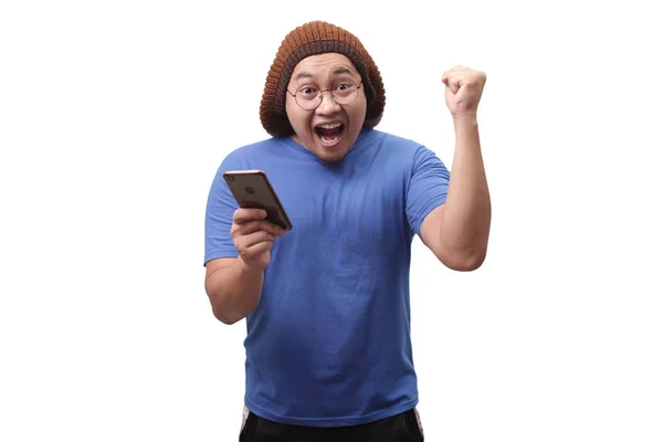 Σοκαρισμένος ευτυχισμένος άνθρωπος που ψάχνει στο έξυπνο τηλέφωνο — Φωτογραφία Αρχείου