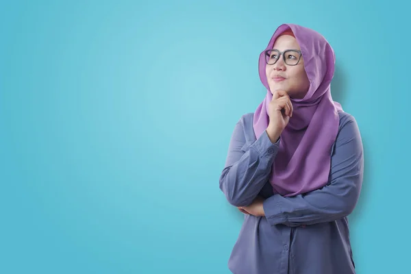Moslim zakenvrouw iets denken, naar de zijkant kijken — Stockfoto