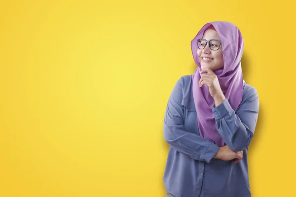 Muslimische Geschäftsfrau denkt etwas nach und schaut zur Seite — Stockfoto