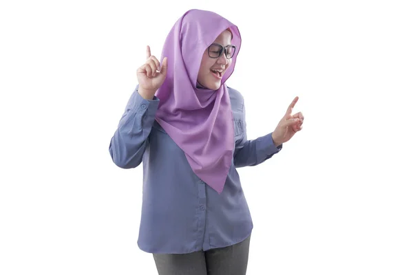 Glücklich lustig asiatische muslimische Frau tanzen voller Freude — Stockfoto