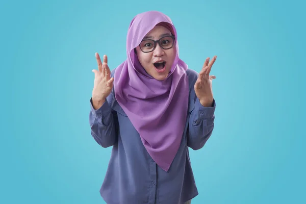 Gelukkige moslim dame toont geschokt verrast gezicht met open mond — Stockfoto
