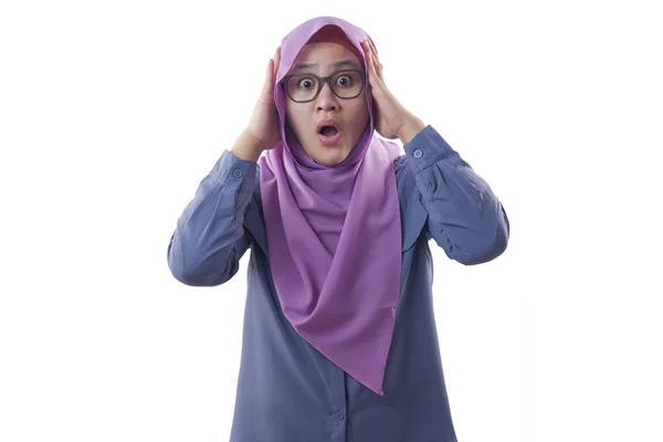 口を開けたショックを受けたアジアのイスラム教徒の女性 — ストック写真