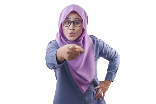 Indah Muslim Lady Tersenyum dan menunjuk kamera — Stok Foto