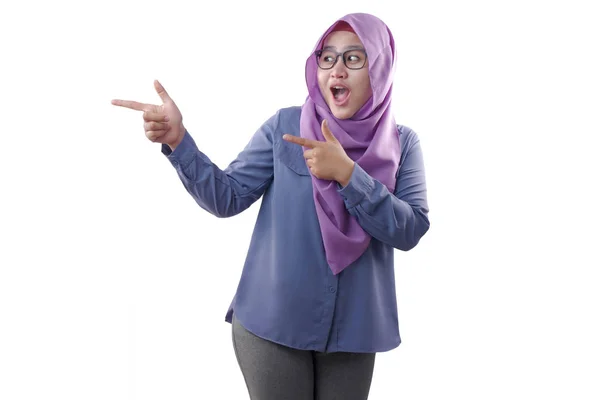 Atractiva mujer musulmana sonriendo y señalando a un lado — Foto de Stock