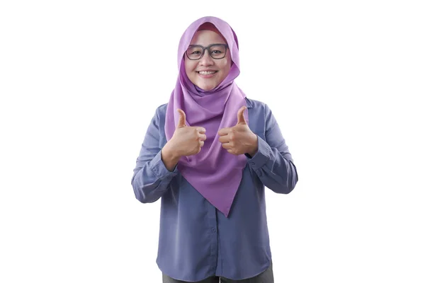 Moslim dame toont thumbs up gebaar — Stockfoto