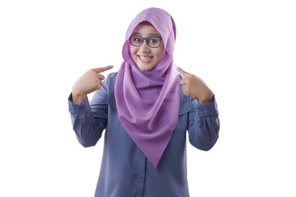 Senhora Muçulmana Confiante Sorrindo e Apontando a Si mesma — Fotografia de Stock