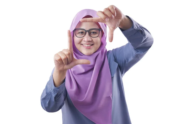 Muslim Woman Smiling at Camera while Framing Her Face With Hands — Stok Foto