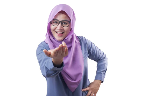 Müslüman Lady boş elleri bir şey gösterir — Stok fotoğraf