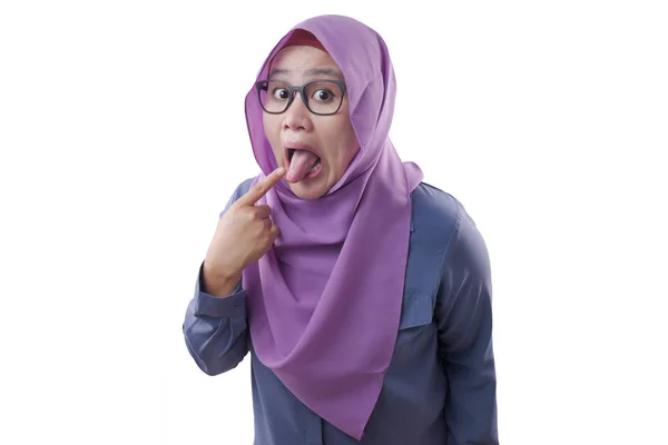 Muszlim nő mutatva rá toungue — Stock Fotó