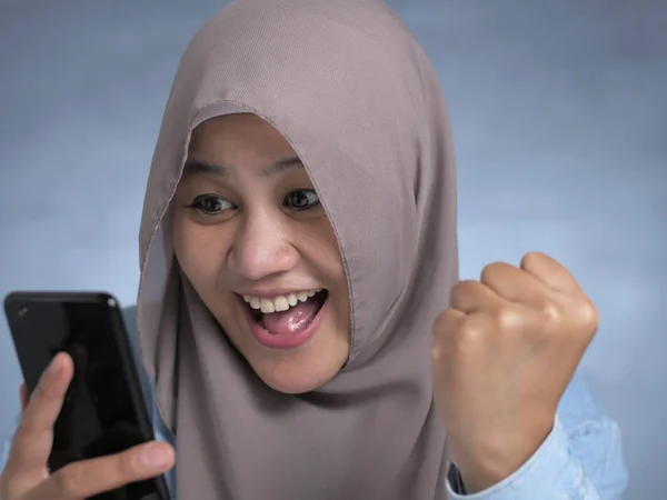 Wanita Muslim muda Dapatkan Kabar Baik di telepon nya — Stok Foto