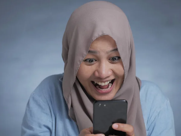 Wanita Muslim muda Dapatkan Kabar Baik di telepon nya — Stok Foto