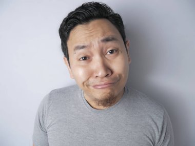 Gülen komik Asya adam