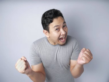 Komik Asyalı Adam Şaşırmış Mutlu İfade Gösteriyor