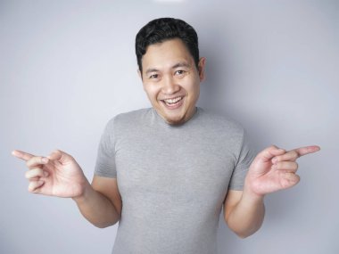 Mutlu komik Asya adam sevinç dolu dans