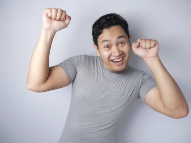 Mutlu komik Asya adam sevinç dolu dans