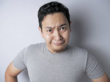 Gülen komik Asya adam