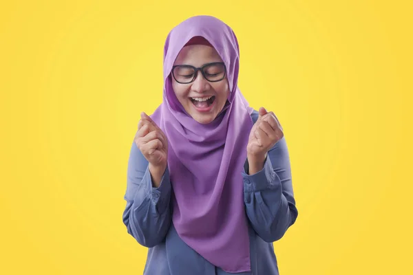 Dame musulmane souriant avec geste gagnant — Photo