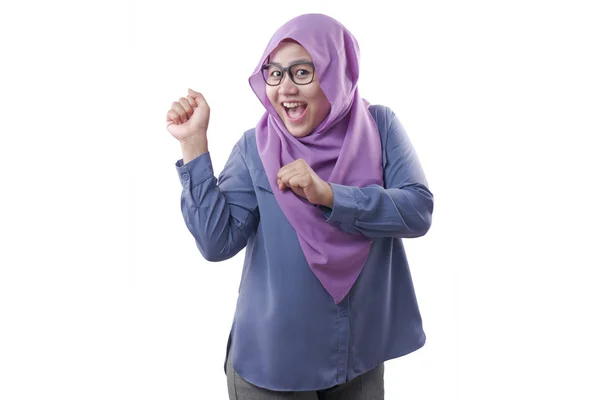 Felice divertente asiatico musulmano donna ballo completo di gioia — Foto Stock