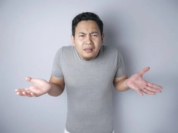 Asian Man Shrug Shoulder I don't Know Gesture — Stock Photo, Image