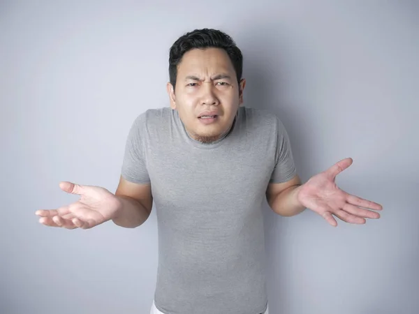 Asian Man Shrug Shoulder Aku tidak tahu gerakan — Stok Foto