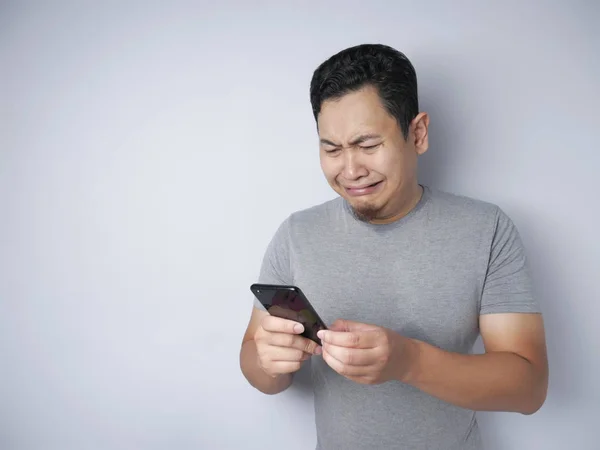 Jovem Texting leitura bate-papo em seu telefone triste choro — Fotografia de Stock