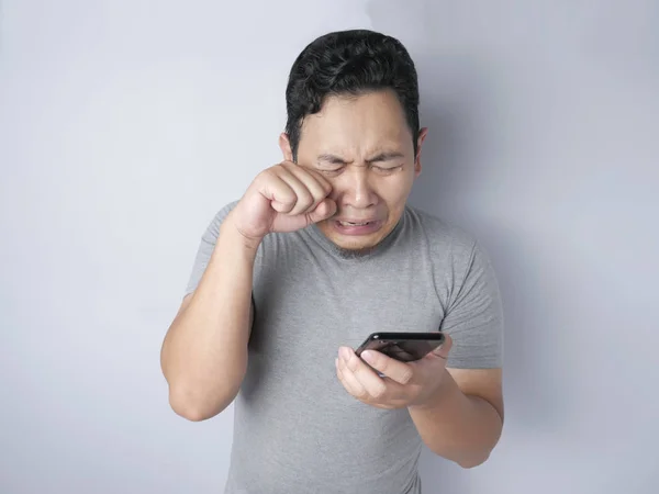 Jovem Texting leitura bate-papo em seu telefone triste choro — Fotografia de Stock