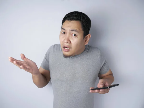 Asiatischer Mann zuckt mit den Schultern Ich weiß nicht, Geste — Stockfoto