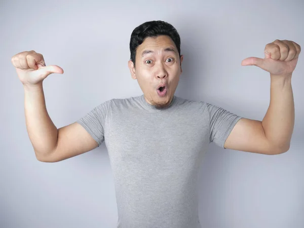 Rolig asiatisk man visar överraskad glad uttryck — Stockfoto