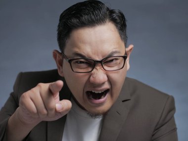 Kızgın adam veren uyarmak