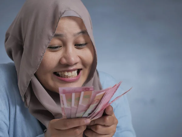 Indonesische Muslimin im Besitz von Rupiah-Geld — Stockfoto