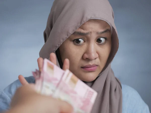 Muslimische Frau lehnt Bestechungsgeld ab — Stockfoto