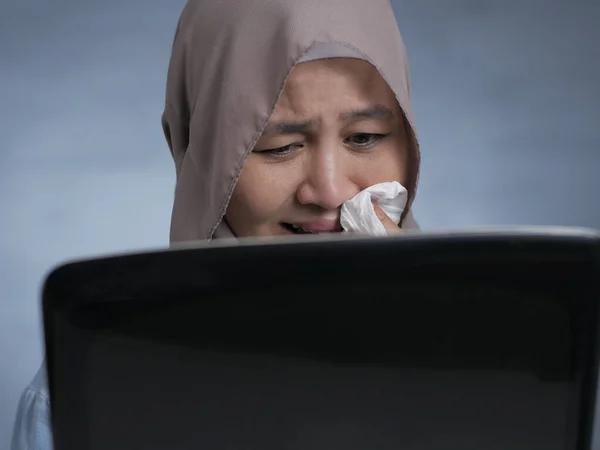 Sad Crying Muslim Businesswoman to See Bad Financial Loss Report — Stock Photo, Image