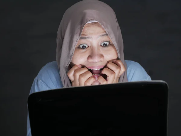 Musulmana mujer aterrorizada viendo la película Hooror en streaming medios —  Fotos de Stock