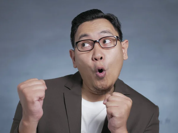 Empresário asiático feliz sorrindo e mostra gesto vencedor — Fotografia de Stock