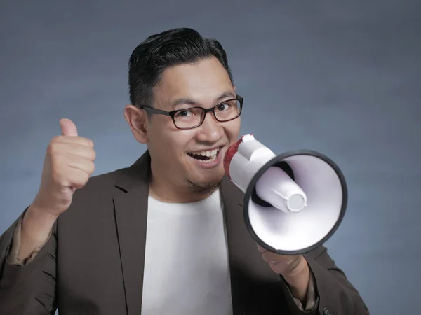 Junger Mann mit Megafon-Werbekonzept, lächelnder Ausdruck — Stockfoto