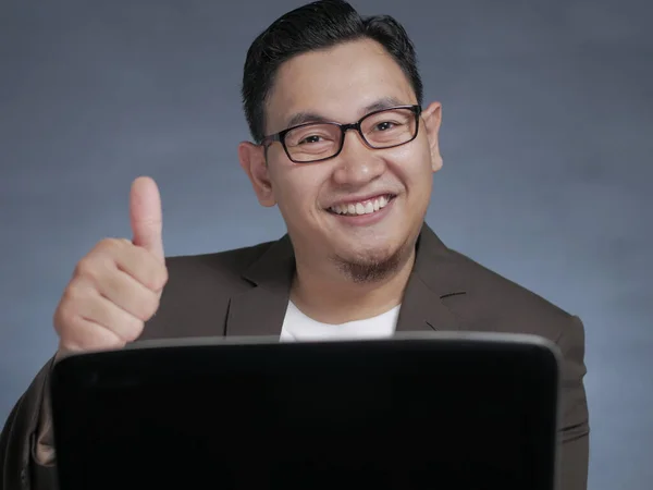 Joven Empresario Trabajando en Su Portátil, Expresión Sonriente — Foto de Stock