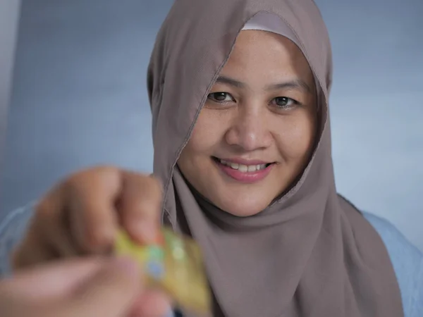 穆斯林妇女收到信用卡时的微笑 — 图库照片