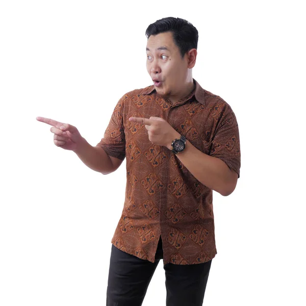 Asiático hombre presentando algo en su lado con copia espacio — Foto de Stock