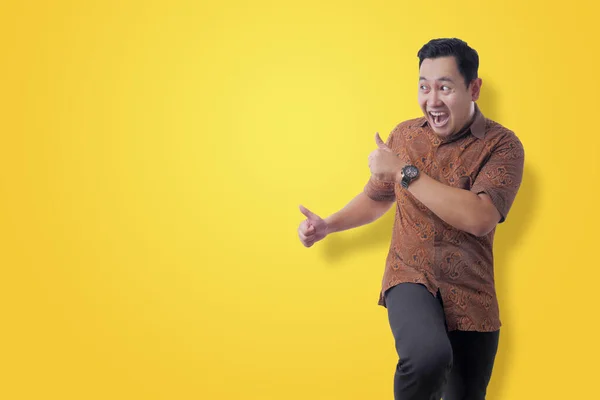 Feliz divertido asiático hombre usando indonesio batik bailando completo de j — Foto de Stock